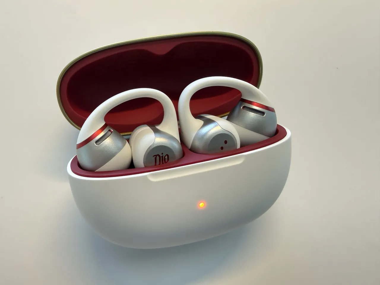 OpenDots 2 ディオ・ブランドーモデルの充電ケースを開けた