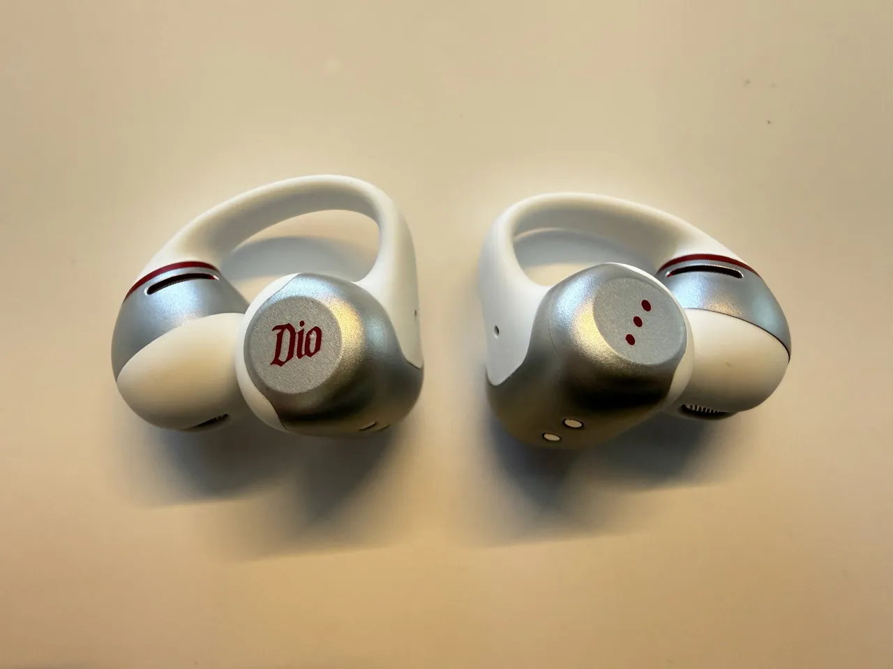 OpenDots 2 ディオ・ブランドーモデルのイヤホン外観