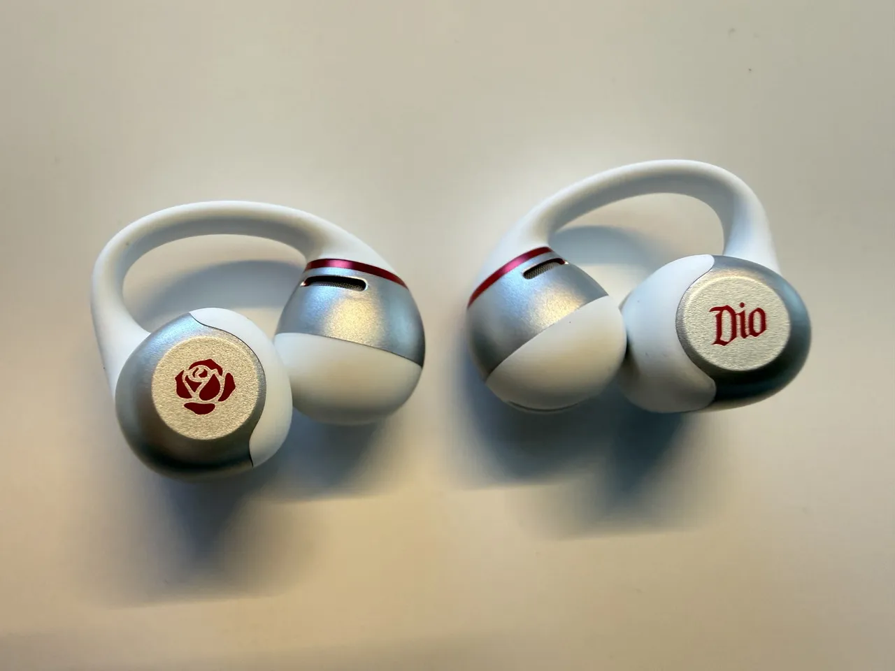 イヤホン側面にあしらわれた「Dio」のロゴや薔薇のマーク