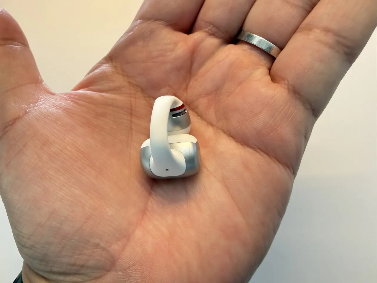 OpenDots 2 ディオ・ブランドーモデルのイヤホンを手のひらに載せている