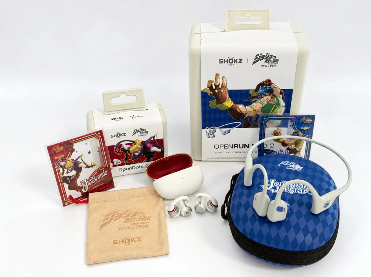 Shokz×ジョジョ コラボイヤホン2モデルのパッケージを並べている