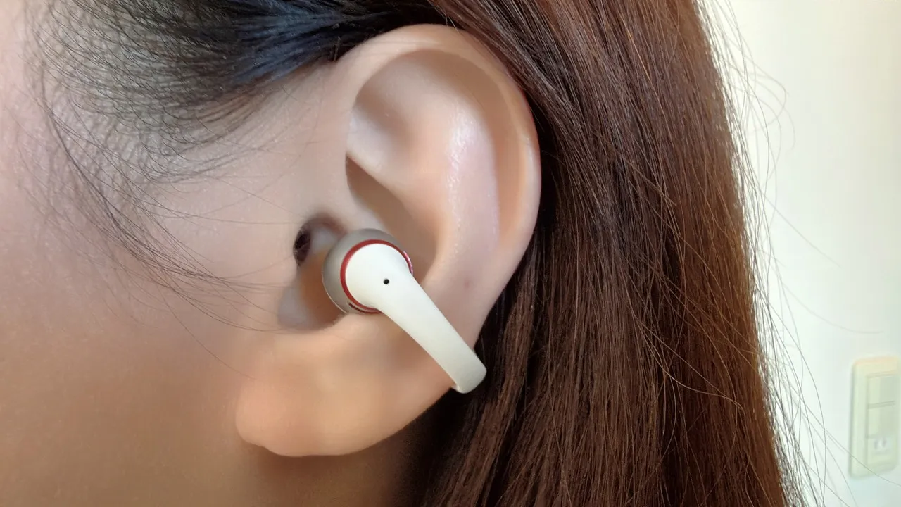 OpenDots 2 ディオモデルを装着した女性の左耳