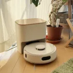 部屋の片隅に設置されたSwitchBot ロボット掃除機 K11+ Pro