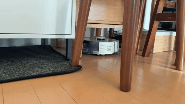 狭い家具下を掃除するK11+ Pro