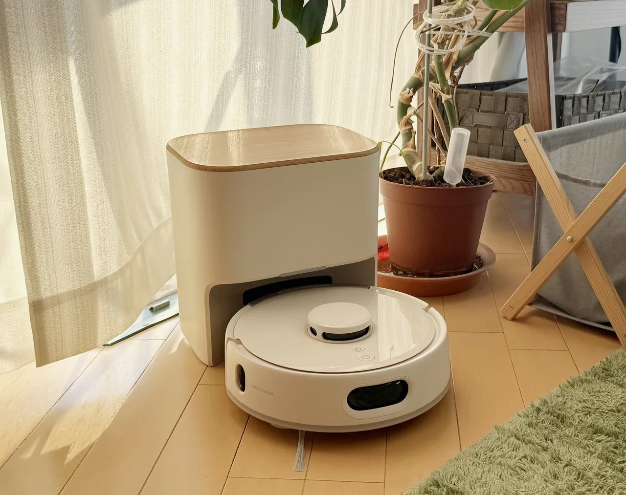部屋の片隅に設置されたSwitchBot ロボット掃除機 K11+ Pro