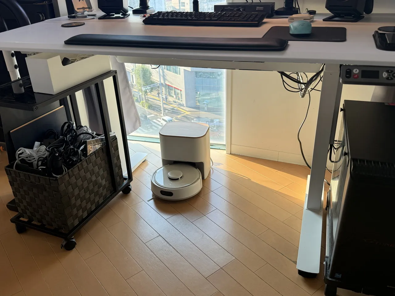 作業デスクの下にゴミ収集ステーションを設置した