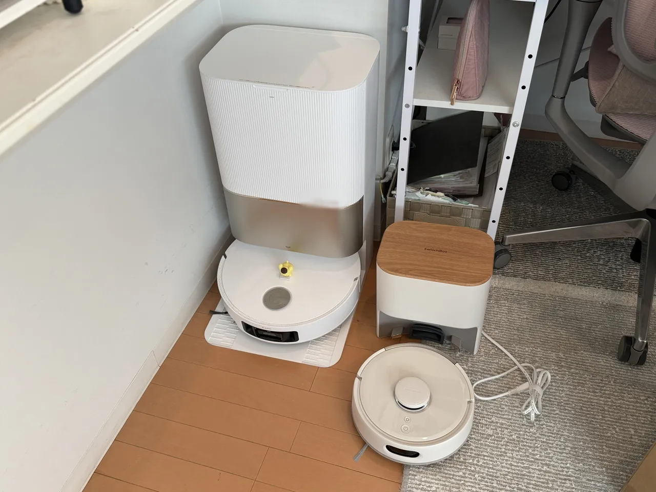 SwitchBot ロボット掃除機 K11+ Proと別のロボット掃除機を並べている
