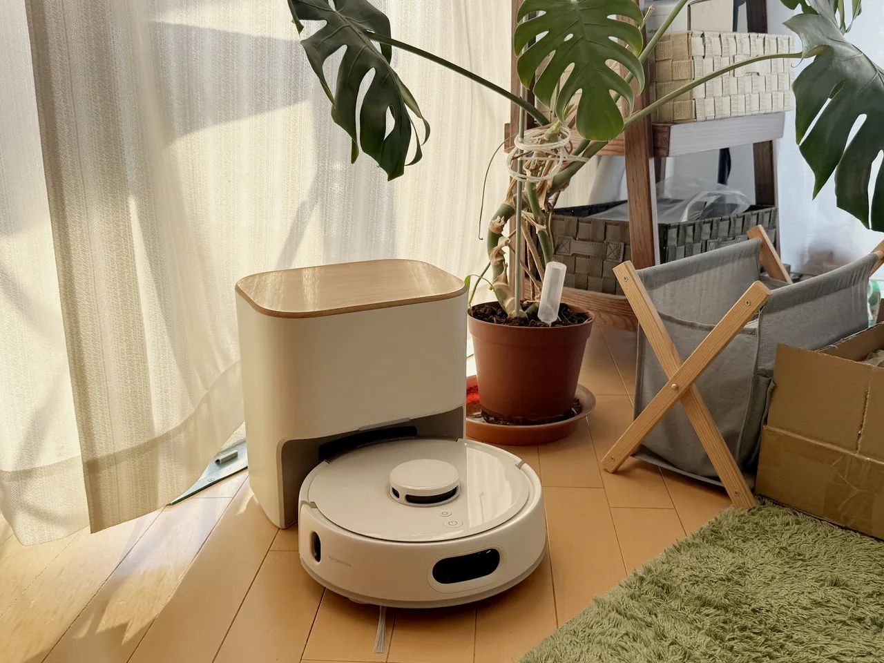 SwitchBot ロボット掃除機 K11+ Proをフローリングの上に設置した