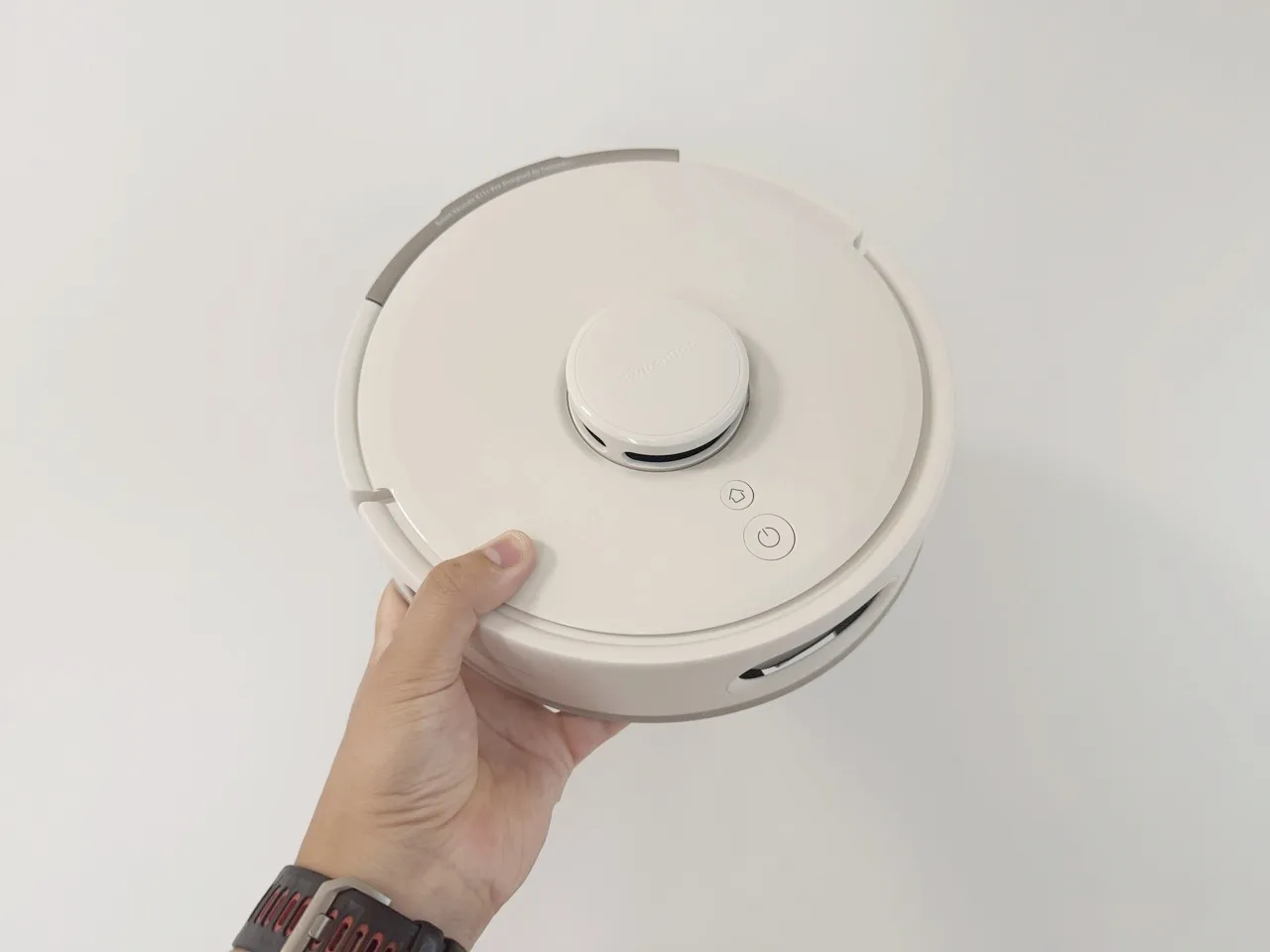 K11+ Proロボット本体を持ち上げている