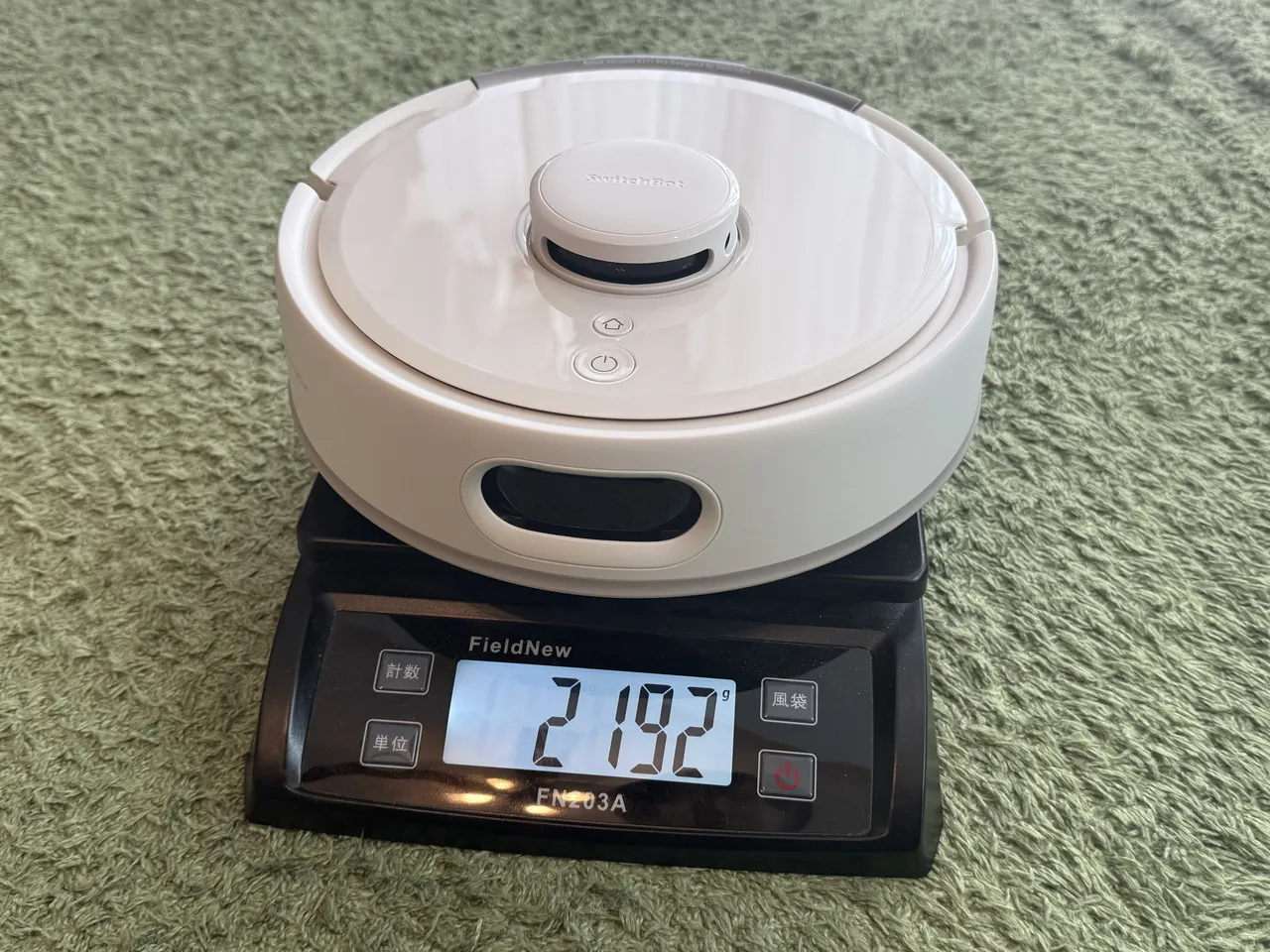 K11+ Proロボット本体を計量している