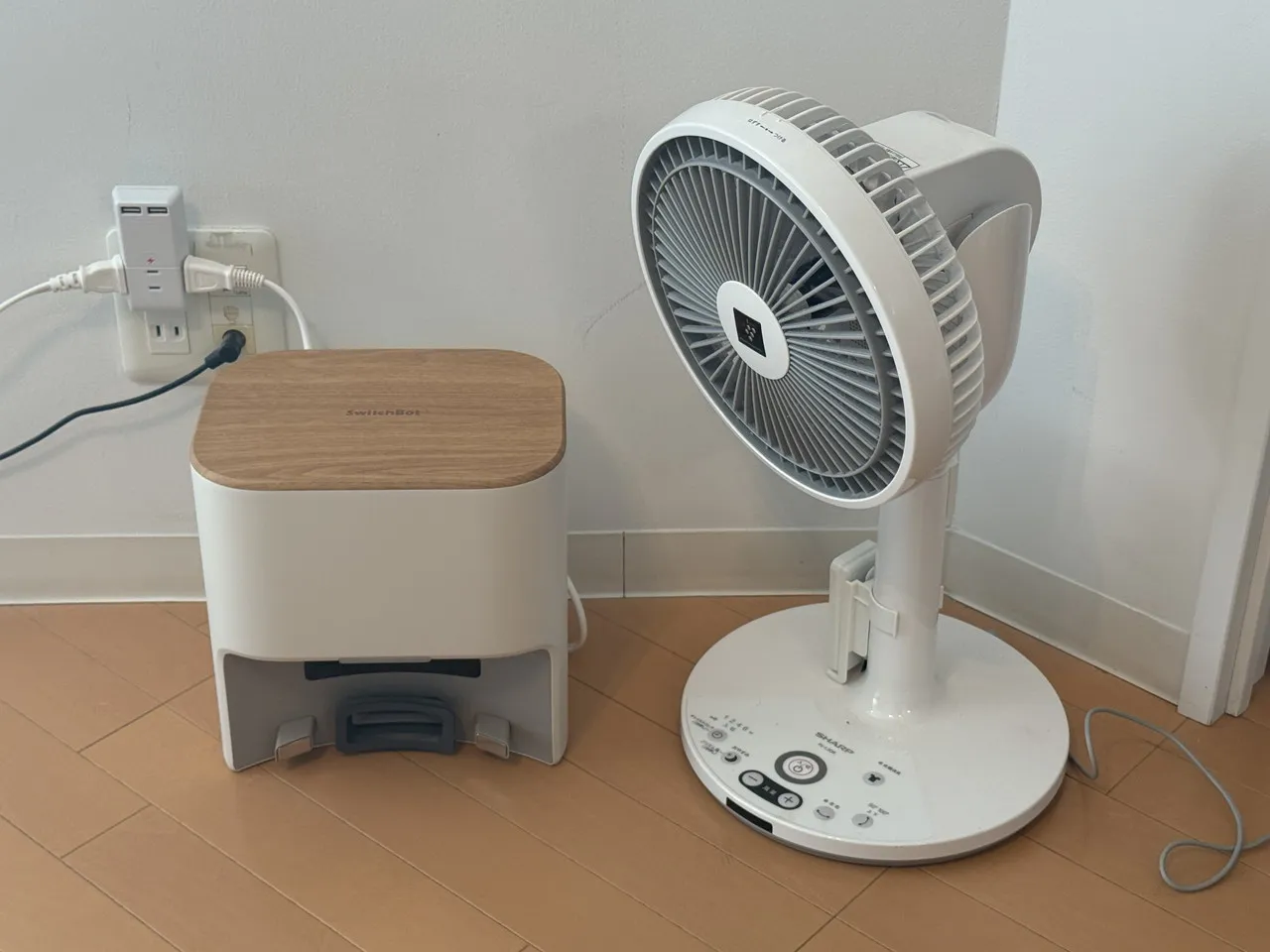 ゴミ収集ステーションと扇風機を並べている