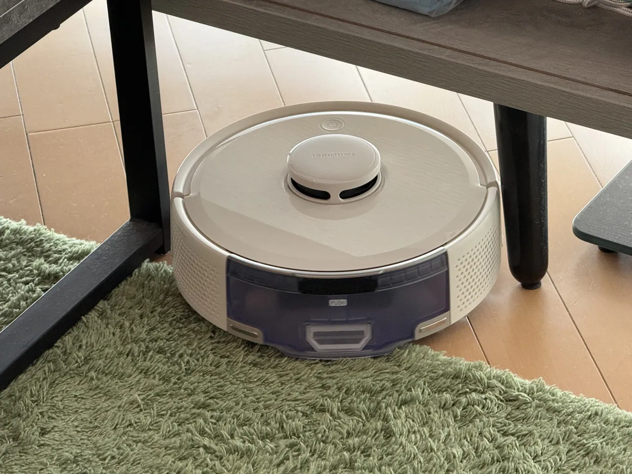 家具の隙間を掃除中のSwitchBot ロボット掃除機 K11+ Pro