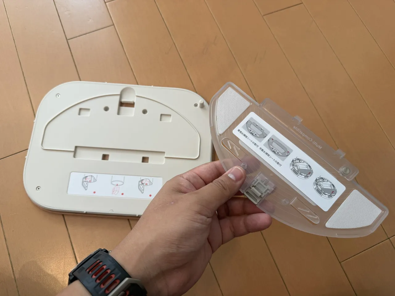 モップ取付パッドを手に持っている