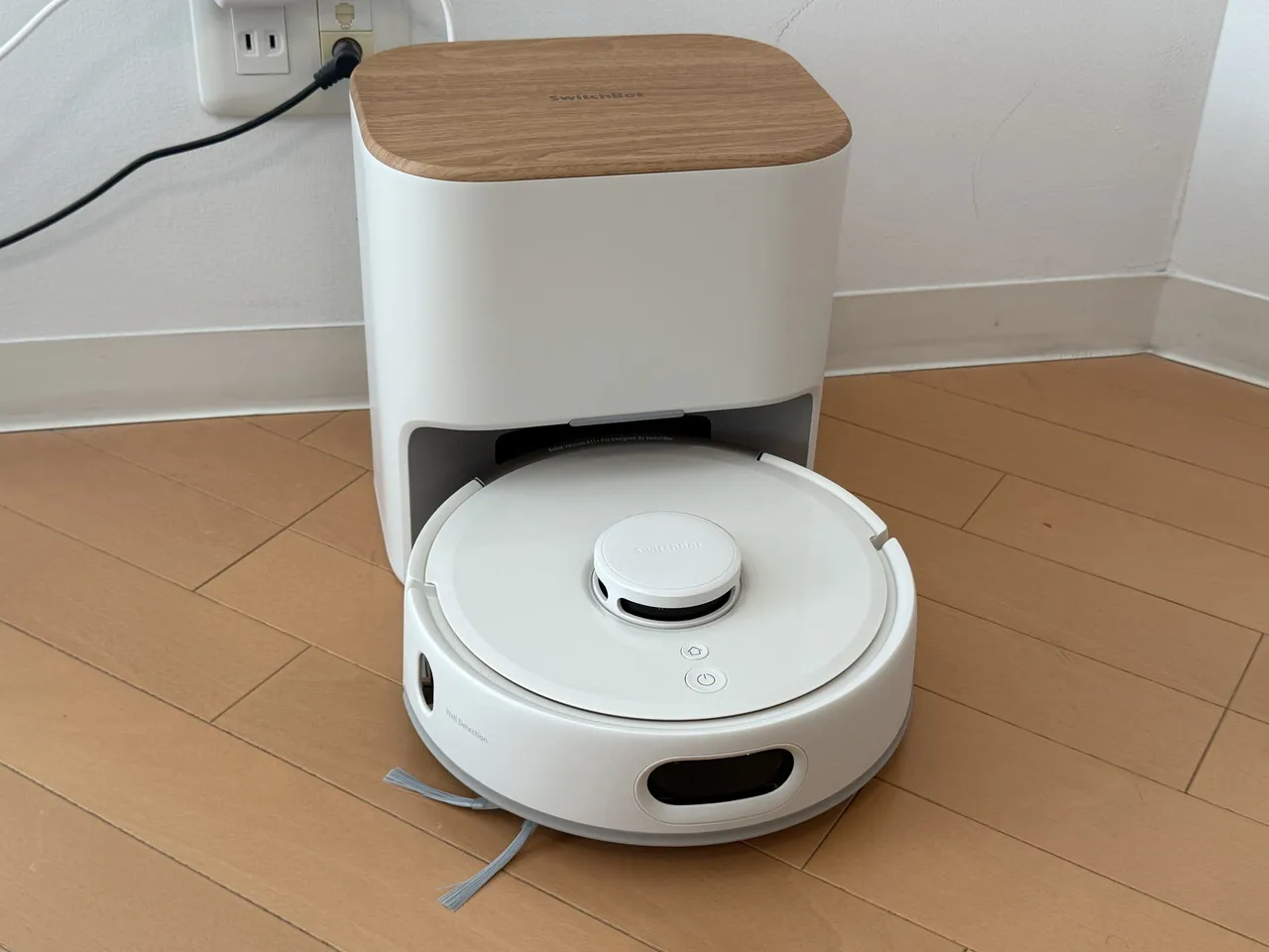 ステーションで充電中のK11+ Pro