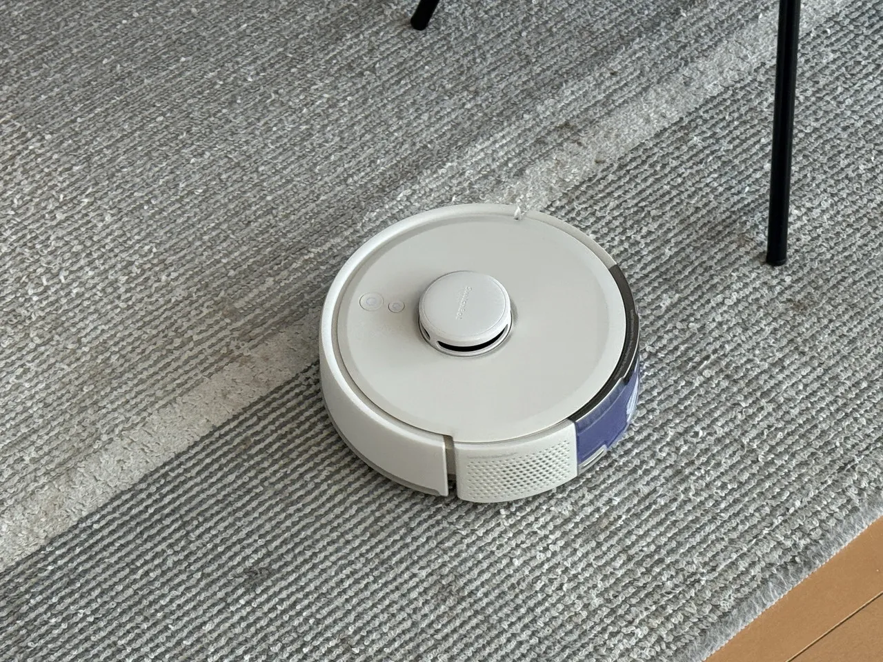 カーペット上を掃除しているK11+ Pro