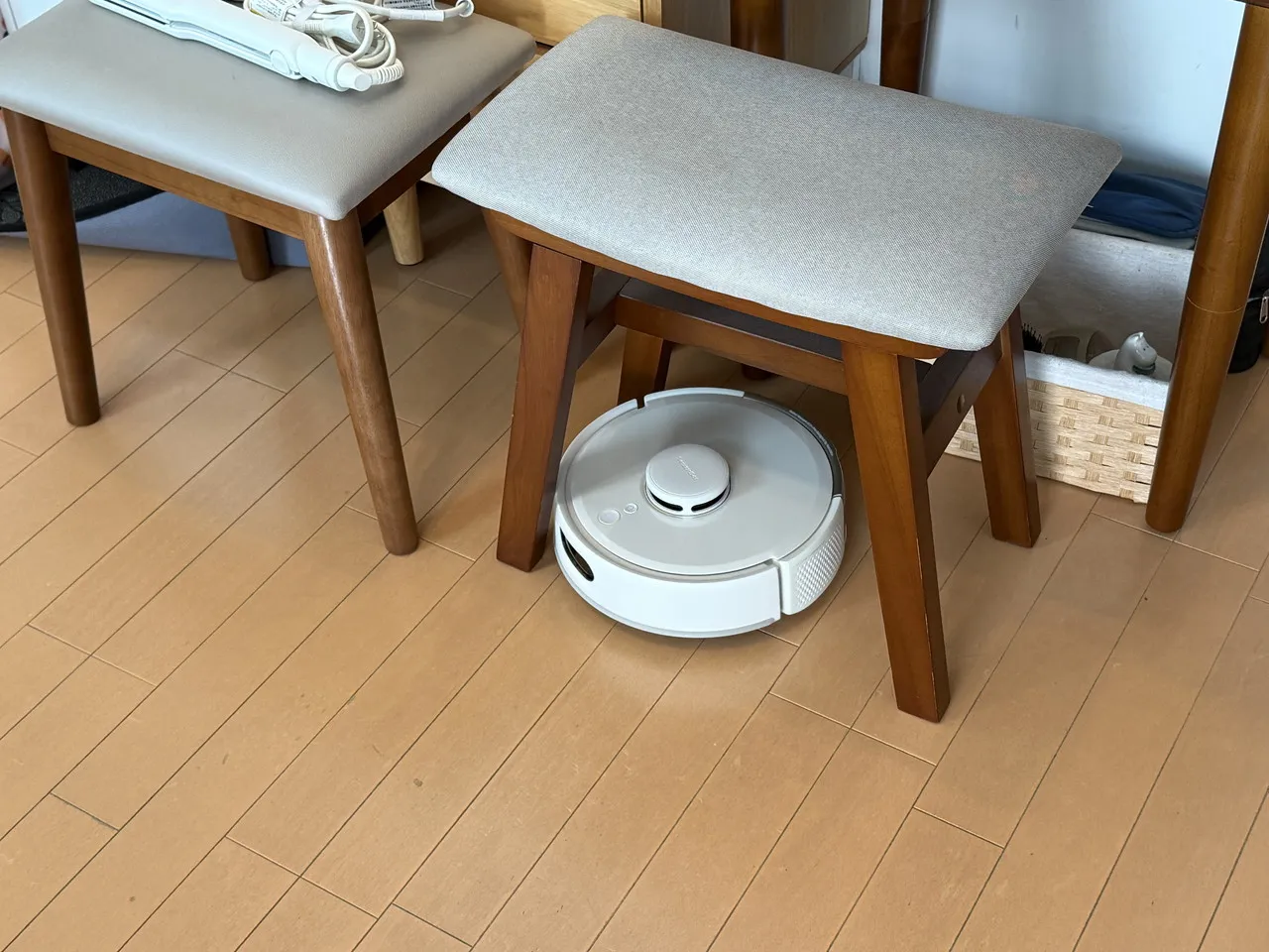 小さな椅子の下を掃除するK11+ Pro