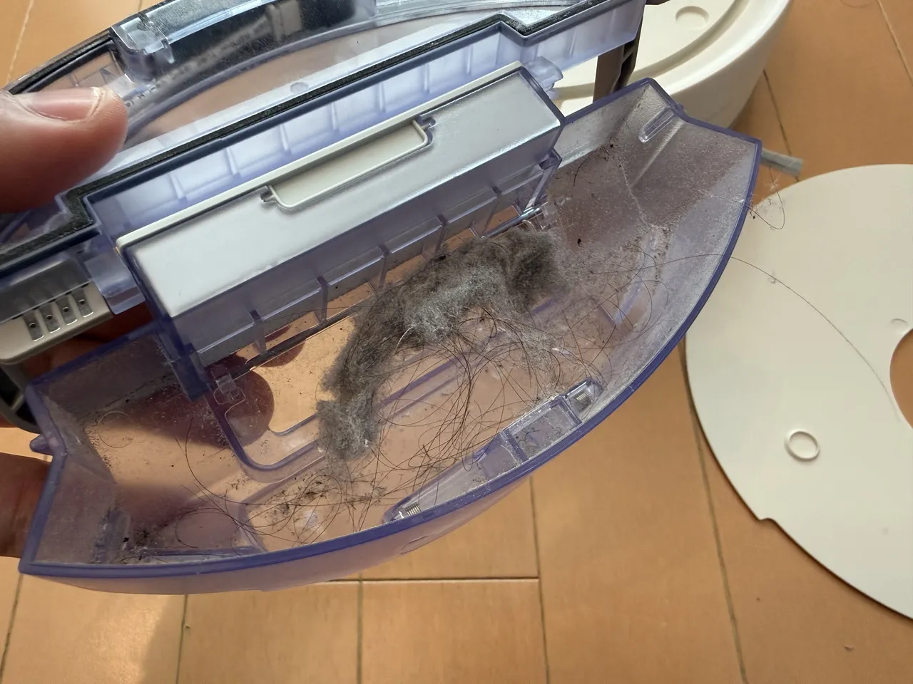 回収されたゴミを確認している