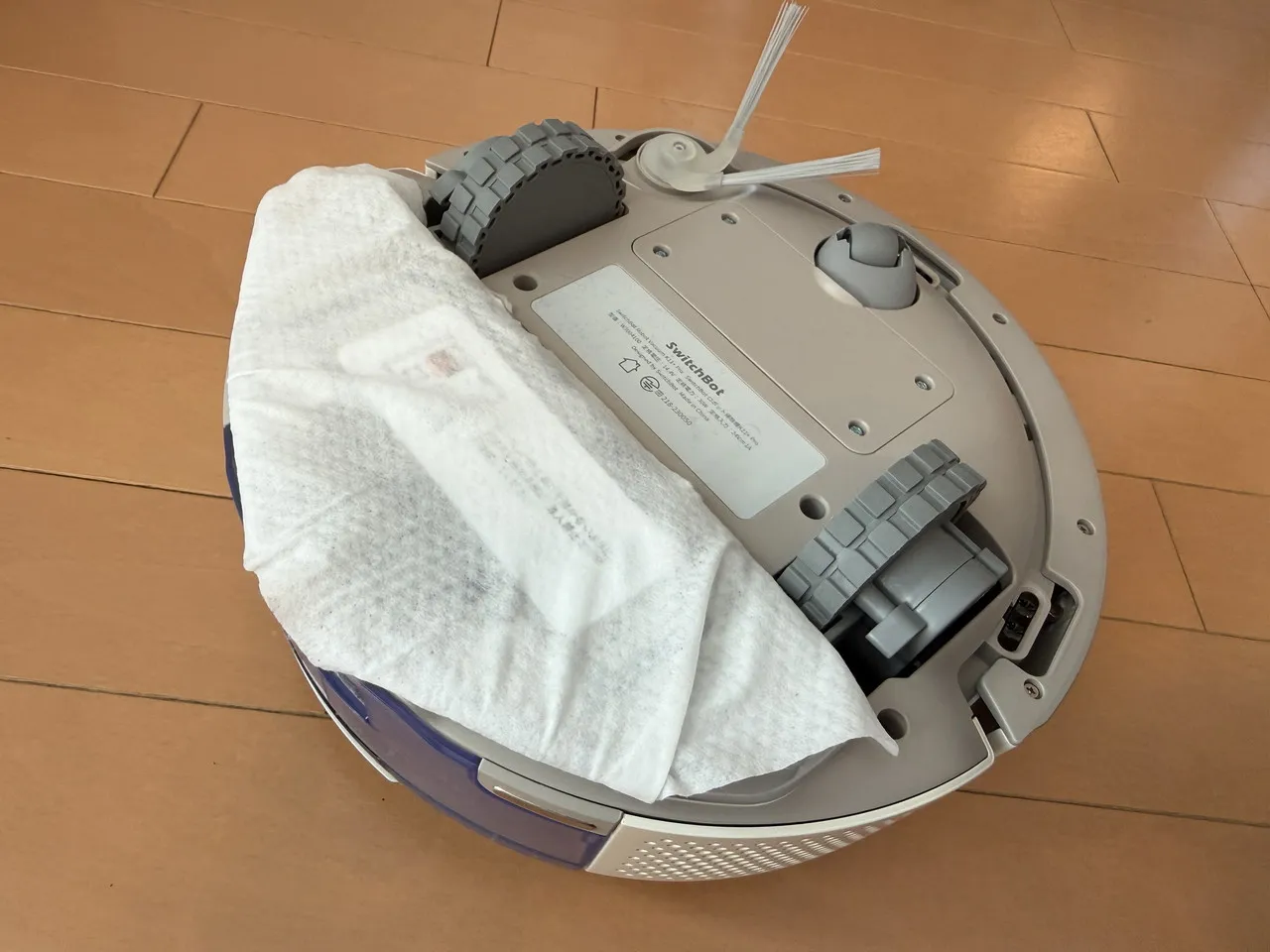 お掃除シートをモップ取付パッドに装着して、ロボット底部に取り付けた