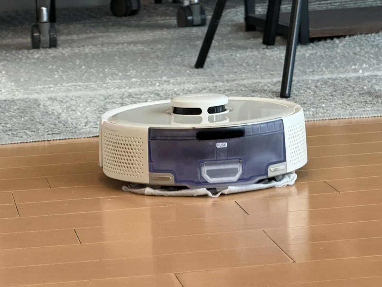 水拭き掃除中のロボット掃除機