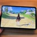原神を起動中のREDMI K Padを手に持っている