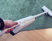 東芝 VC-CLP54を手に持って掃除している様子