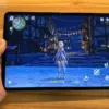 原神を起動しているXiaomi Pad 8を手に持っている様子