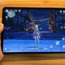 原神を起動しているXiaomi Pad 8を手に持っている様子