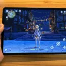 原神を起動しているXiaomi Pad 8を手に持っている様子