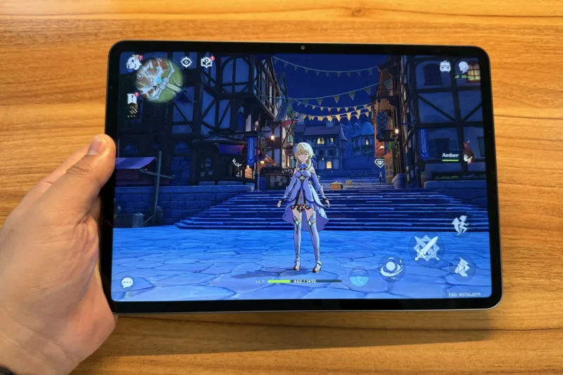 原神を起動しているXiaomi Pad 8を手に持っている様子