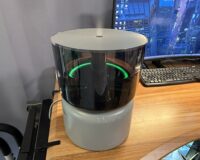 デスク上で稼働中のcado STEM 500H