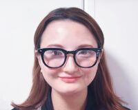 Halliday AIグラスを装着した女性（正面アングル）