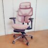 部屋に置かれたCAGUUU AXIS エルゴコアオフィスチェア