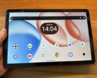 TABWEE T50を手に持っている様子