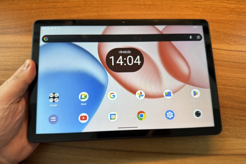 TABWEE T50を手に持っている様子