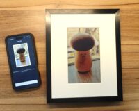 SwitchBot AIアートキャンバスでキノコの絵を表示している様子