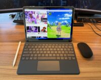 デスク上でBlackview MEGA 12を使用している様子