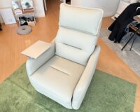 リビングに設置されているFlexiSpot Lune Pro