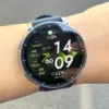 屋外でAmazfit Active 3 Premiumを装着している様子
