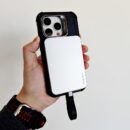 iPhoneの裏に装着されたORICO P10Plus