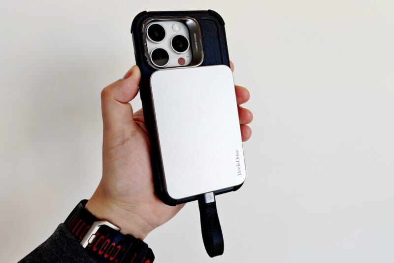 iPhoneの裏に装着されたORICO P10Plus