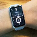 HUAWEI Band 11 Proを左腕に装着している