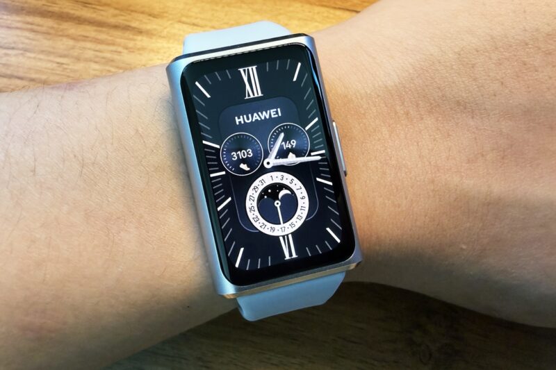 HUAWEI Band 11 Proを左腕に装着している