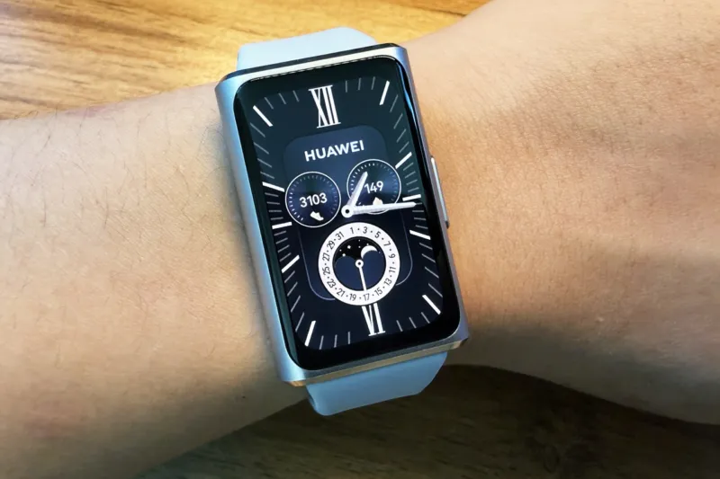 HUAWEI Band 11 Proを左腕に装着している