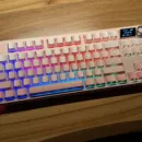 デスク上で点灯しているAJAZZ MK87