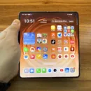 開いた状態のOPPO Find N6を手に持っている