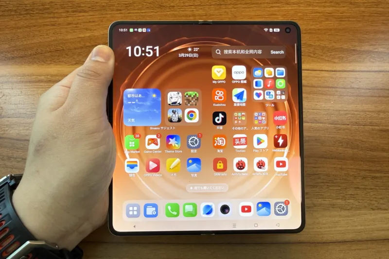 開いた状態のOPPO Find N6を手に持っている