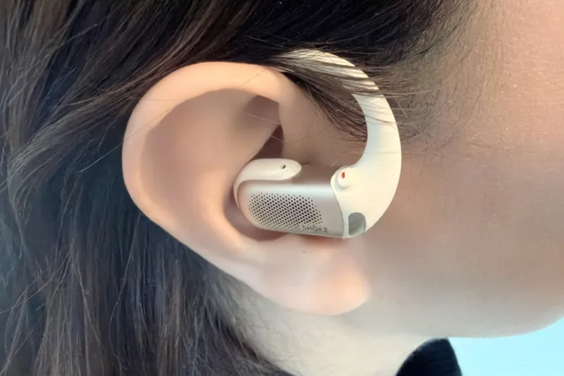 女性が右耳にShokz OpenFit Proを装着している
