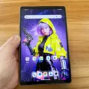 起動中のALLDOCUBE iPlay 80 mini Ultraを手に持っている