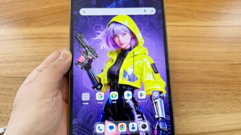 起動中のALLDOCUBE iPlay 80 mini Ultraを手に持っている