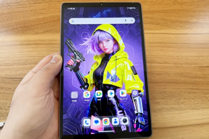 起動中のALLDOCUBE iPlay 80 mini Ultraを手に持っている